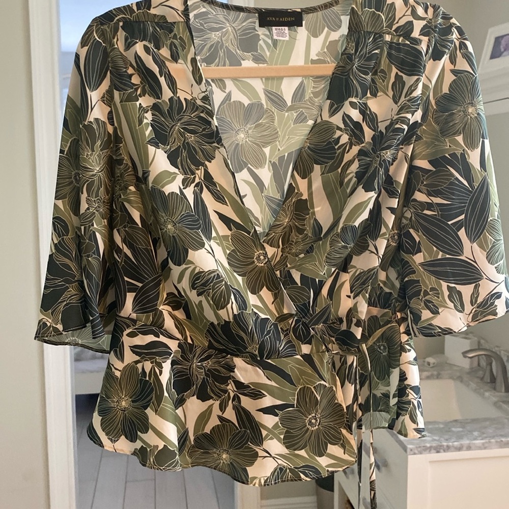 Ava & Aiden gorgeous blouse